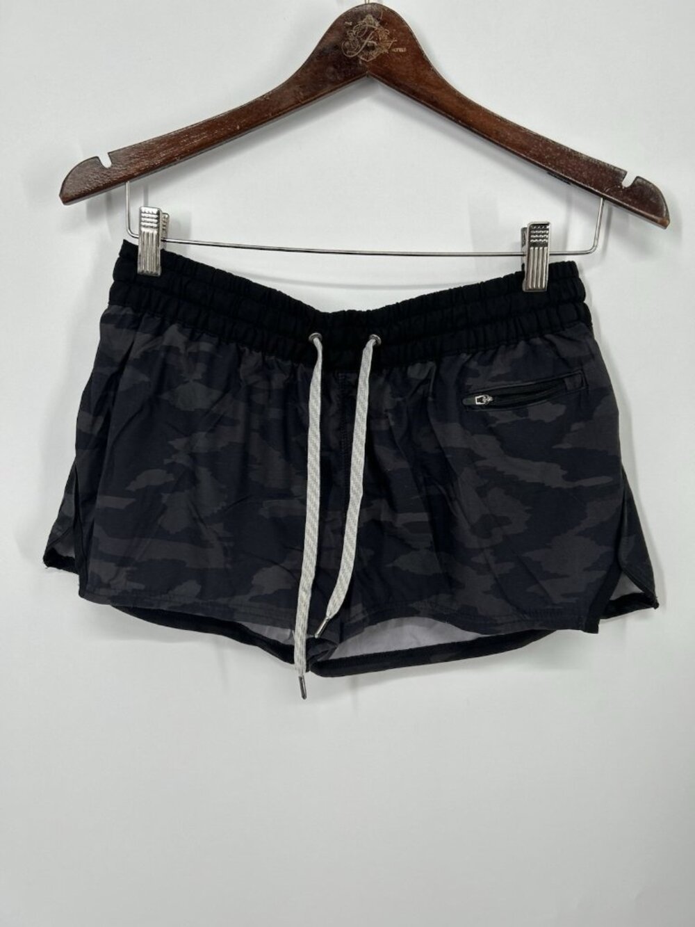 Vuori Women’s Black Camo Lined Shorts Size medium inseam 2"